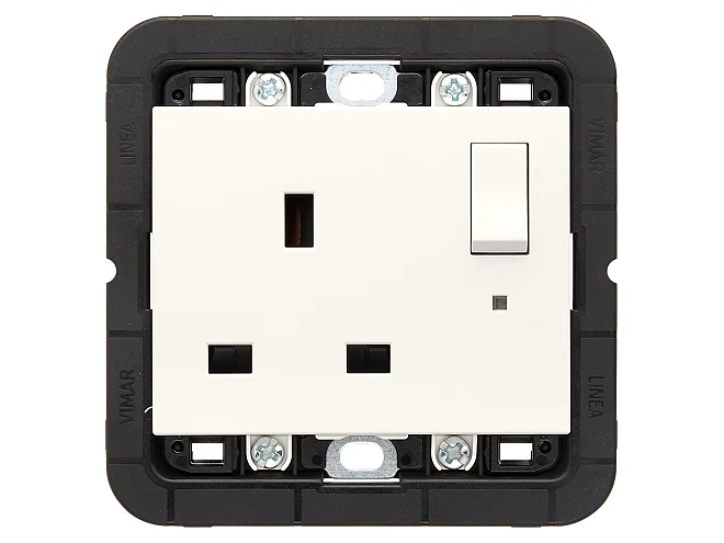 VIMAR Vimar 30221.B Presa 2P+T 13A inglese interr. bianco